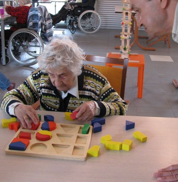 Les activités sensorielles et corporelles pour personnes âgées dépendantes