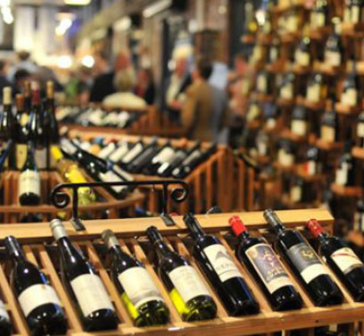Merchandising, réalisation de vitrines et préparation des fêtes pour sa gamme de vin
