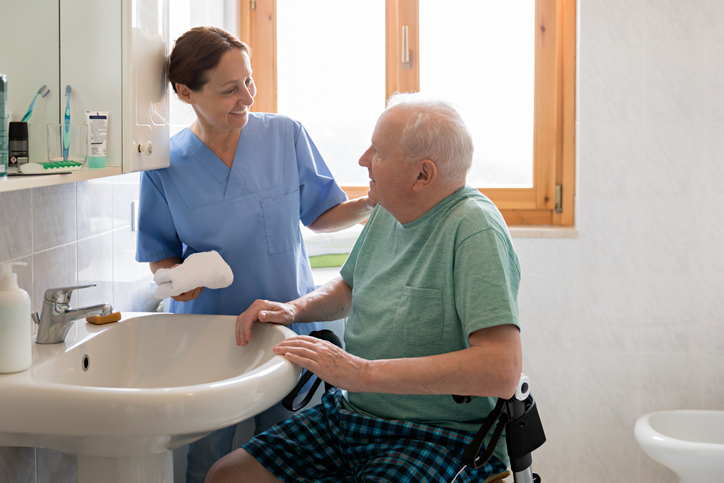 La Toilette Relationnelle : Renforcer le bien-être et la communication avec les personnes âgées