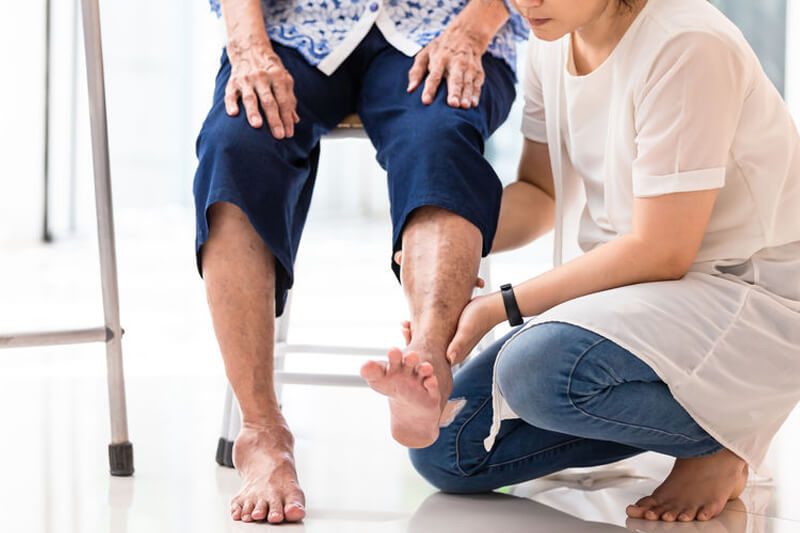 Hygiène et soins des pieds du sujet âgé