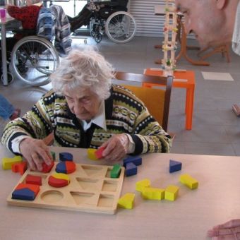 Les activités sensorielles et corporelles pour personnes âgées dépendantes