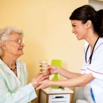 Prévenir et traiter efficacement la déshydratation chez la personne âgée