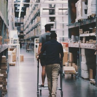 Adapter au quotidien les activités liées aux flux de marchandises en entrepôt