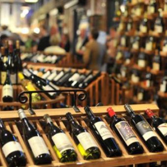 Merchandising, réalisation de vitrines et préparation des fêtes pour sa gamme de vin