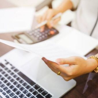 Réaliser la gestion administrative, juridique et Établir des bulletins de paie