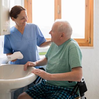 La Toilette Relationnelle : Renforcer le bien-être et la communication avec les personnes âgées