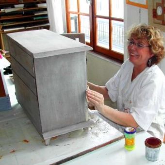 Techniques de patine et relooking de meubles en bois