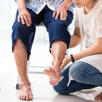 Hygiène et soins des pieds du sujet âgé